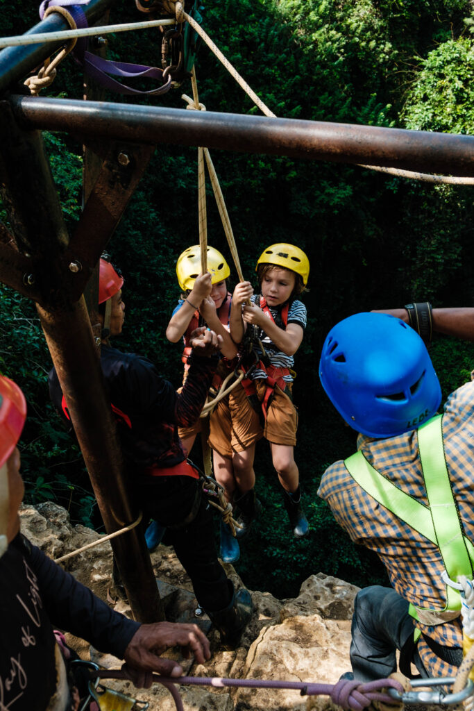 Dzieci na linie w jaskini Jomblang Cave, Jawa, Indonezja, zdjęcie autorstwa Our Little Adventures z tekstu na blogu ourlittleadventures.pl Jomblang Cave na Jawie - jak zorganizować wycieczkę z dziećmi?