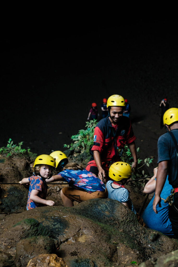 3 dzieci w jaskini Jomblang Cave, Jawa, Indonezja, zdjęcie autorstwa Our Little Adventures z tekstu na blogu ourlittleadventures.pl Jomblang Cave na Jawie - jak zorganizować wycieczkę z dziećmi?