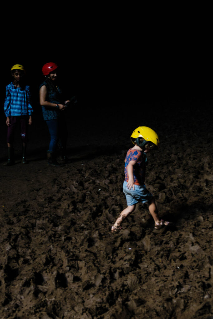 Dziecko w błocie w jaskini Jomblang Cave, Jawa, Indonezja, zdjęcie autorstwa Our Little Adventures z tekstu na blogu ourlittleadventures.pl Jomblang Cave na Jawie - jak zorganizować wycieczkę z dziećmi?
