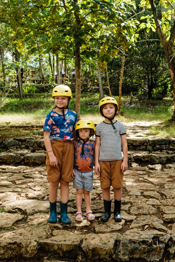 Dzieci w kaskach przed jaskinią Jomblang Cave, Jawa, Indonezja, zdjęcie autorstwa Our Little Adventures z tekstu na blogu ourlittleadventures.pl Jomblang Cave na Jawie - jak zorganizować wycieczkę z dziećmi?