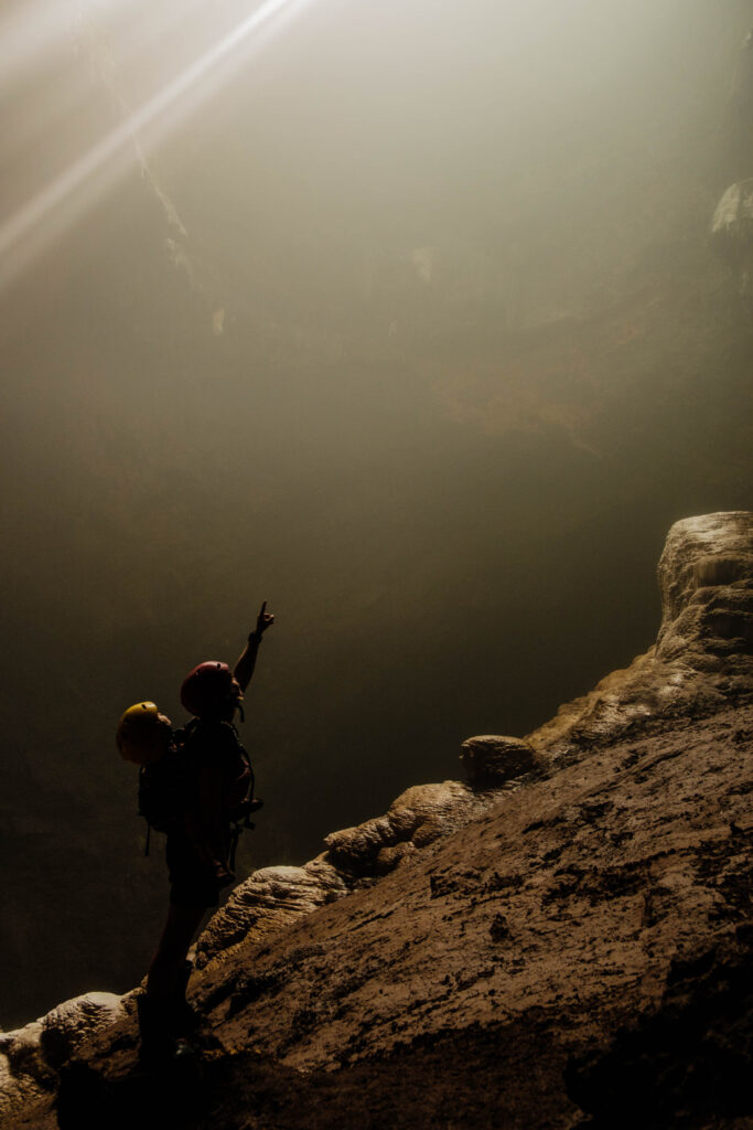 Matka z dzieckiem w nosidle w jaskini Jomblang Cave, Jawa, Indonezja, zdjęcie autorstwa Our Little Adventures z tekstu na blogu ourlittleadventures.pl Jomblang Cave na Jawie - jak zorganizować wycieczkę z dziećmi?