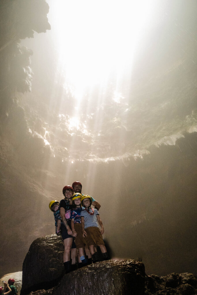 Rodzina z 3 dzieci w jaskini Jomblang Cave, Jawa, Indonezja, zdjęcie autorstwa Our Little Adventures z tekstu na blogu ourlittleadventures.pl Jomblang Cave na Jawie - jak zorganizować wycieczkę z dziećmi?