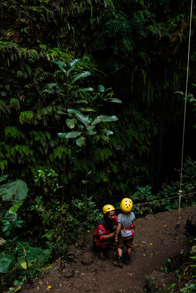 Przewodnik przypina dziecko do uprzęży przed jaskinią Jomblang Cave, Jawa, Indonezja, zdjęcie autorstwa Our Little Adventures z tekstu na blogu ourlittleadventures.pl Jomblang Cave na Jawie - jak zorganizować wycieczkę z dziećmi?
