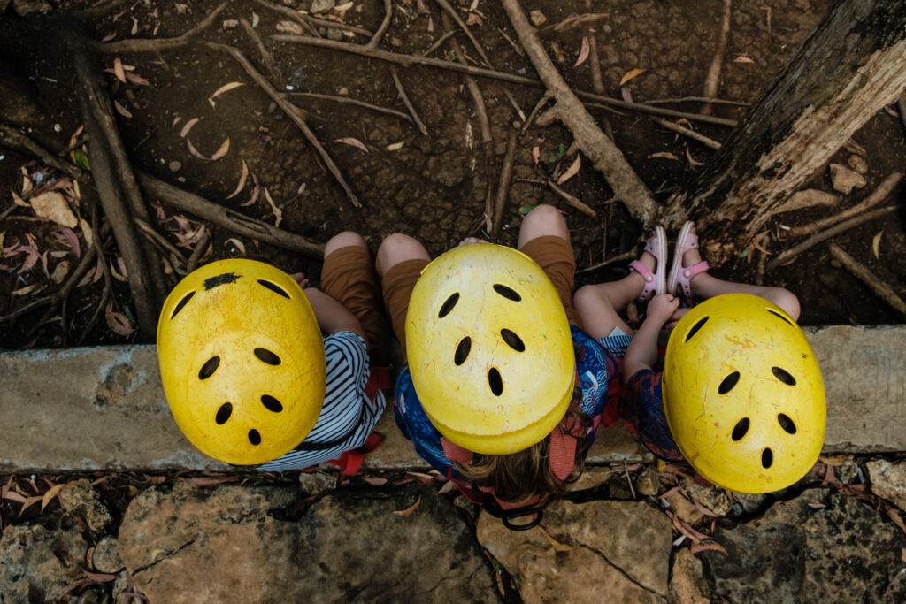 3 dzieci w jaskini Jomblang Cave, Jawa, Indonezja, zdjęcie autorstwa Our Little Adventures z tekstu na blogu ourlittleadventures.pl Jomblang Cave na Jawie - jak zorganizować wycieczkę z dziećmi?