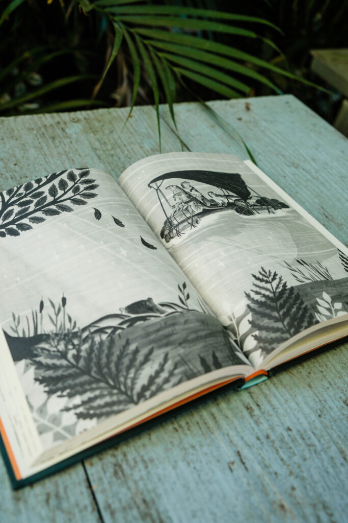 Książka Opowieść z Zielonej Rzeki, Holly Webb, wydawnictwo Świetlik, leży na stole, fot. OurLittleAdventures.pl