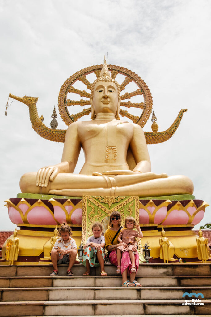 Rodzina na tle Buddy w Wat Phra Yai (Big Budda Temple), zdjęcie pochodzi z tekstu Koh Samui co warto zobaczyć - 5 miejsc, tekst z bloga Ourlittleadventures.pl
