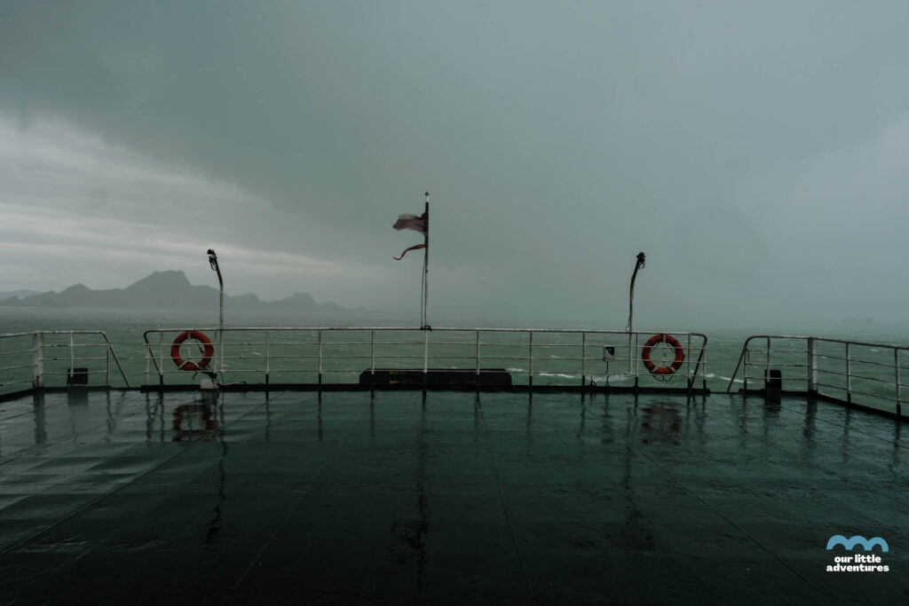 Widok morza z promu Raja Ferry z Surat Thani do Koh Samui w Tajlandii, zdjęcie pochodzi z tekstu Koh Samui co warto zobaczyć - 5 miejsc, tekst z bloga Ourlittleadventures.pl