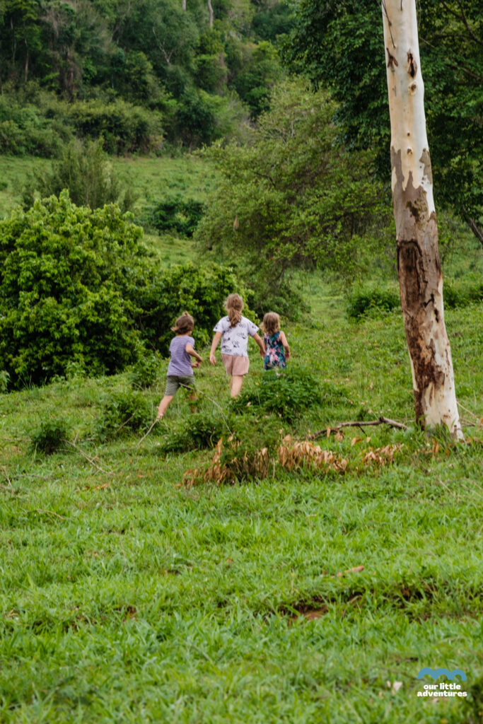 Dzieci idą przez dżunglę - zdjęcie autorstwa OurLittleAdventures z tekstu na blogu ourlittleadventures.pl pt. Kui Buri National Park w Tajlandii 