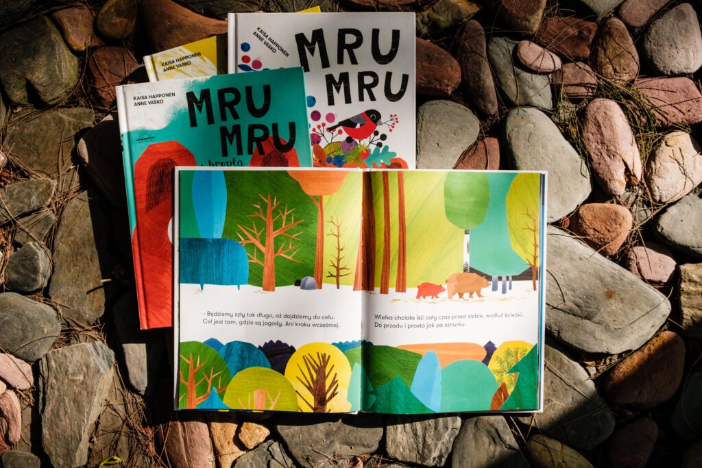 Książki z serii Mru Mru Kaisy Happonen leżą na kamieniach, zdjęcie autrstwa OurLittleAdventures.pl pochodzi z tekstu Niedźwiadka Mru Mru z Finlandii - ukochane książki naszej Basi.