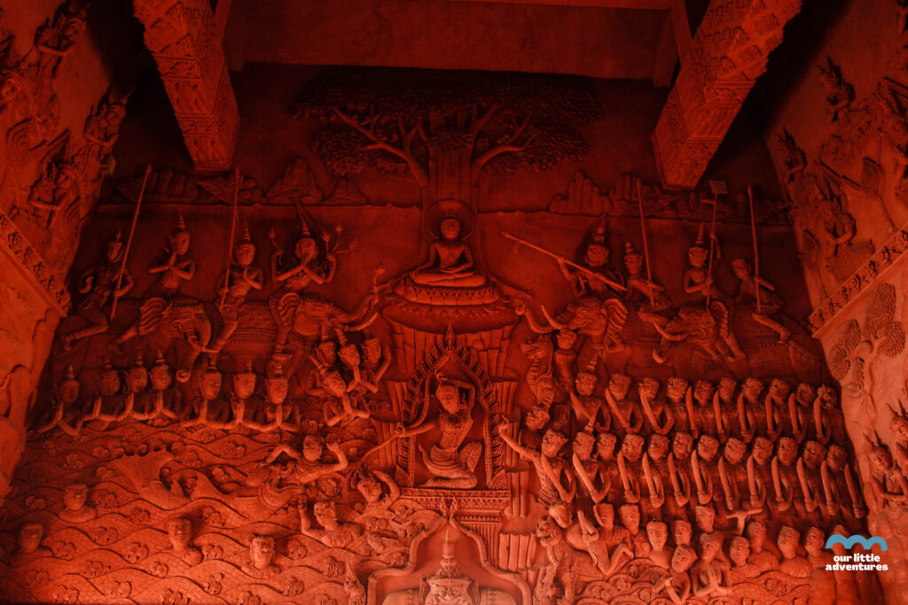 Terakotowa Świątynia Wat Ratchathammaram (Wat Sila Ngu) - wnętrze świątyni, zdjęcie pochodzi z tekstu Koh Samui co warto zobaczyć - 5 miejsc, tekst z bloga Ourlittleadventures.pl