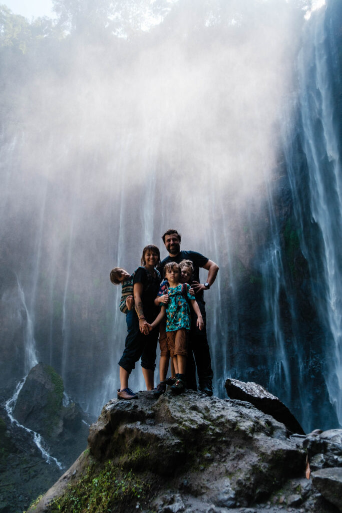 Rddzina z dziećmi sto na tle wodospadu Tumpak Sewu na Jawie - zdjęcie autorstwa OurLittleAdventures.pl pochodzi z tekstu: Tumpak Sewu - najpiękniejszy wodospad w Indonezji