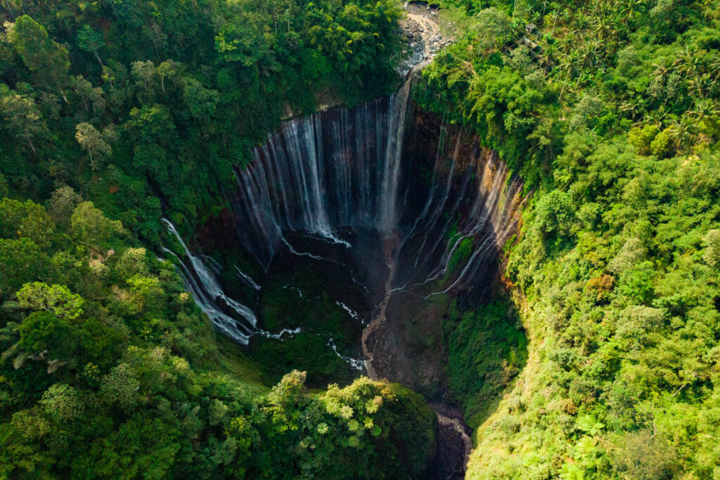 Wodospad Tumpak Sewu widok z drona - zdjęcie autorstwa OurLittleAdventures.pl pochodzi z tekstu: Tumpak Sewu - najpiękniejszy wodospad w Indonezji