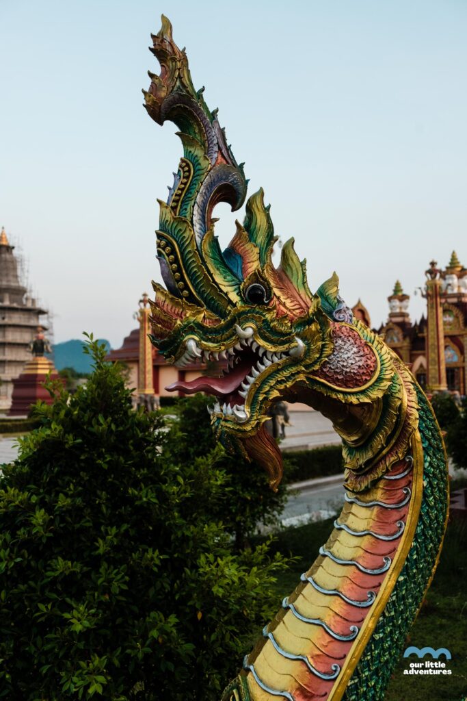 wąż strzegący wejścia do świątyni Wat Bang Thong - nagi