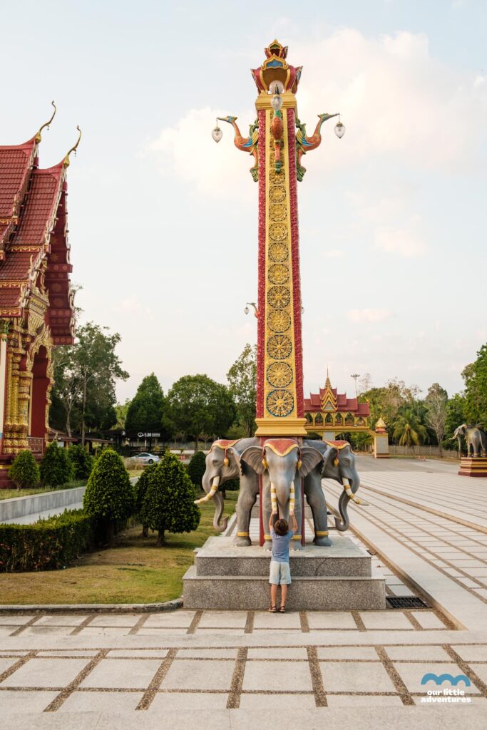 kolumny ze słoniami w Wat Bang Thong
