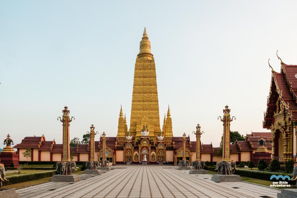 złota pagoda w Krabi w świątyni Wat Bang Thong