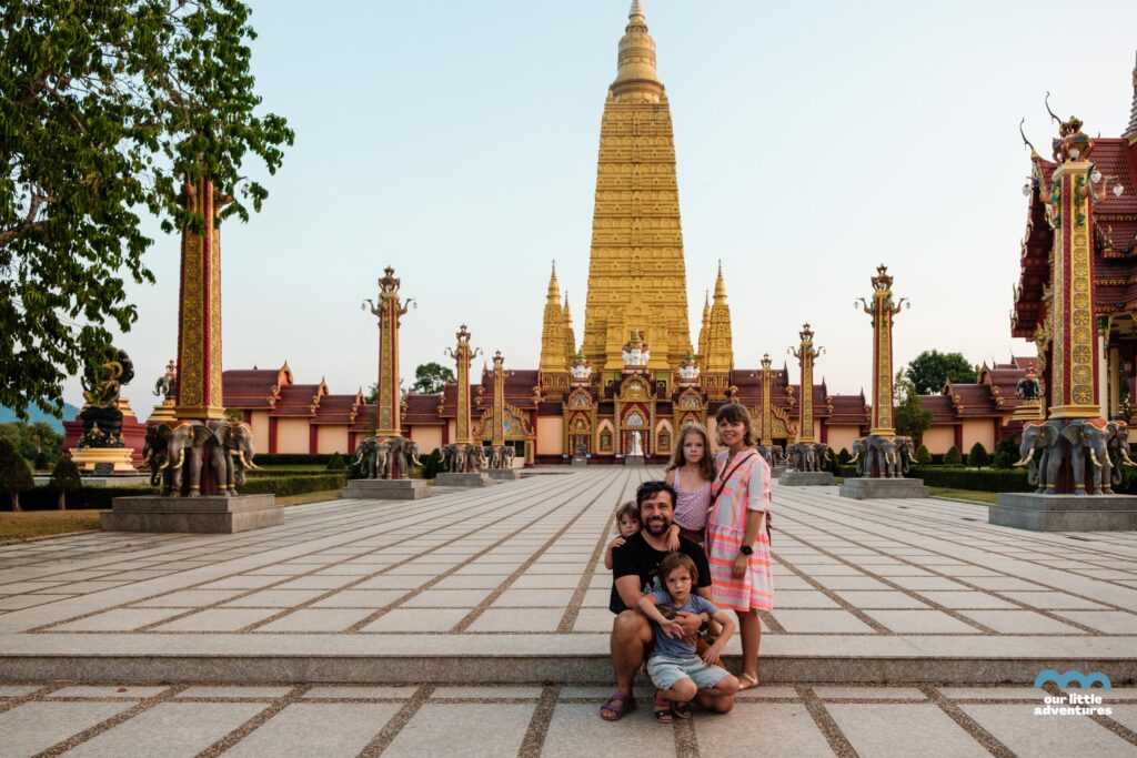 Złota pagoda Wat BAng Thong w Krabi a na pierwszym planie rodzina
