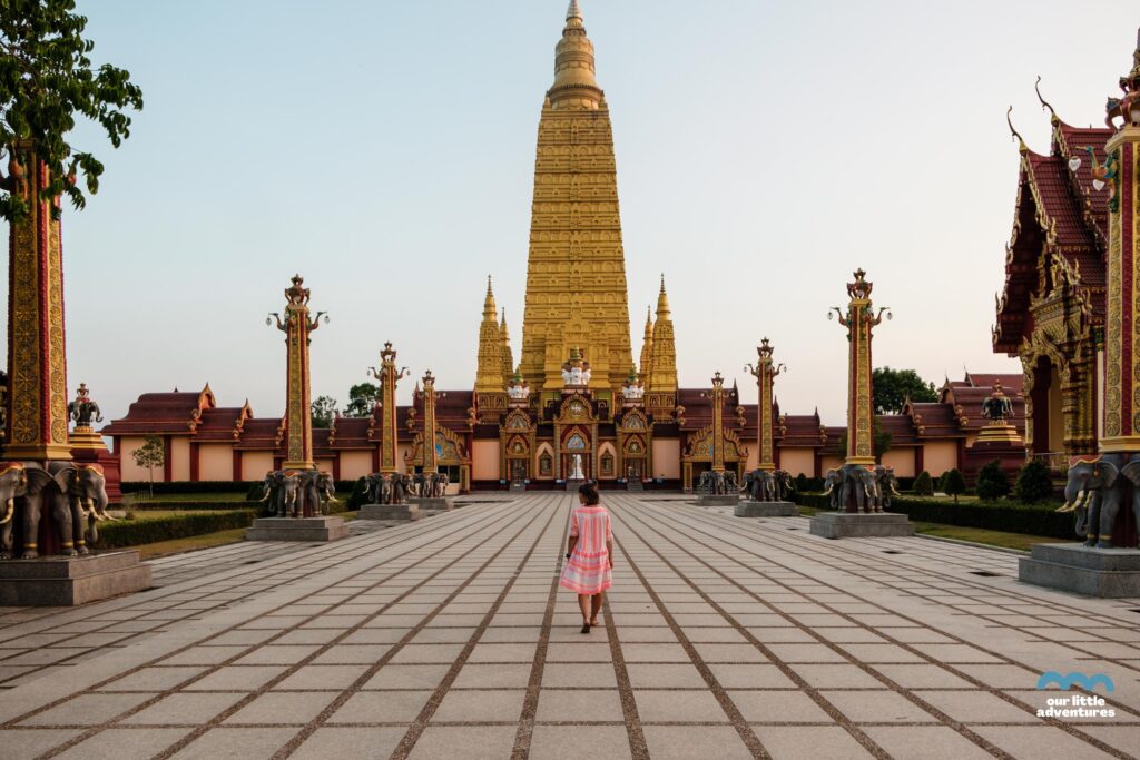 złota pagoda w Krabi w świątyni Wat Bang Thong najwyższej świątyni w południowej Tajlandii