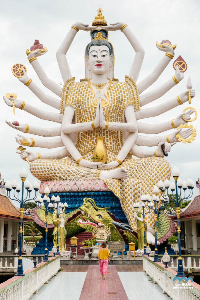 Budda w Świątyni Wat Plai Laem na wyspie Koh Samui w Tajlandii,  zdjęcie pochodzi z tekstu Koh Samui co warto zobaczyć - 5 miejsc, tekst z bloga Ourlittleadventures.pl