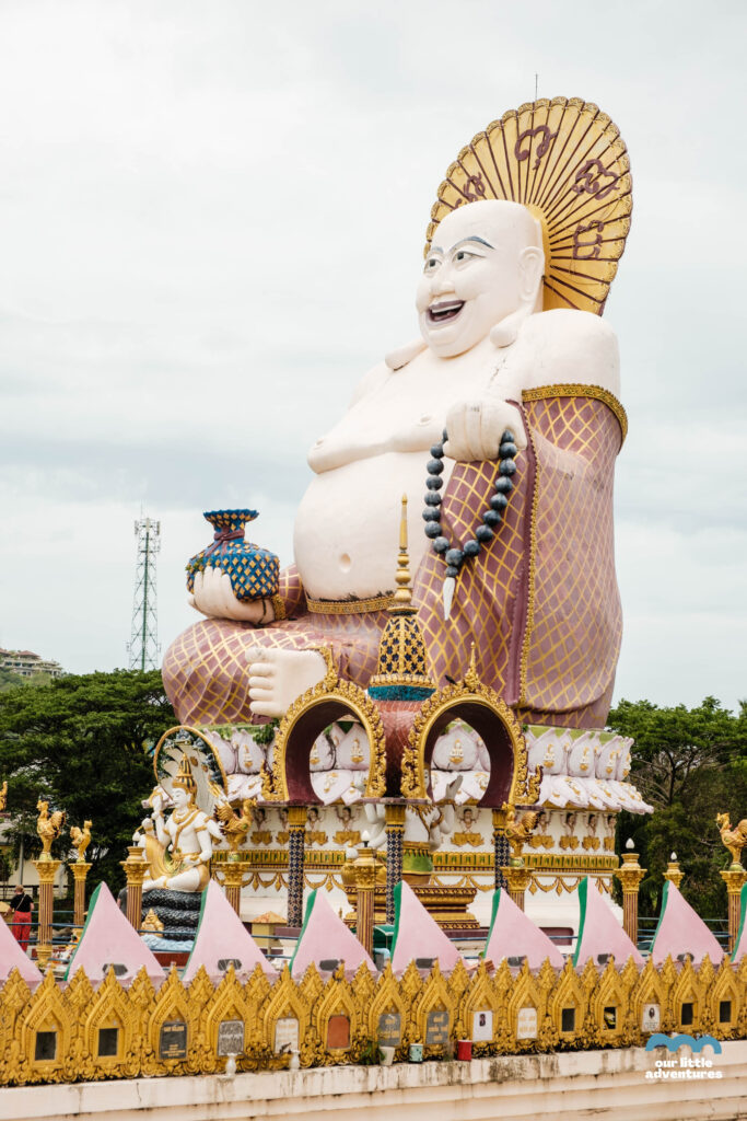 Buddai w Świątyni Wat Plai Laem na wyspie Koh Samui w Tajlandii,  zdjęcie pochodzi z tekstu Koh Samui co warto zobaczyć - 5 miejsc, tekst z bloga Ourlittleadventures.pl
