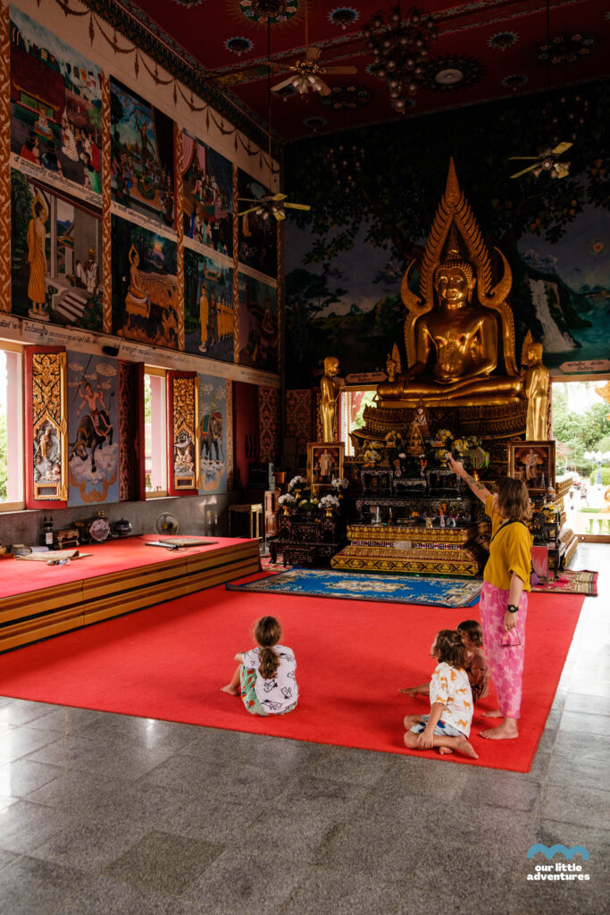 Kobieta z dziećmi Świątyni Wat Plai Laem na wyspie Koh Samui w Tajlandii,  zdjęcie pochodzi z tekstu Koh Samui co warto zobaczyć - 5 miejsc, tekst z bloga Ourlittleadventures.pl