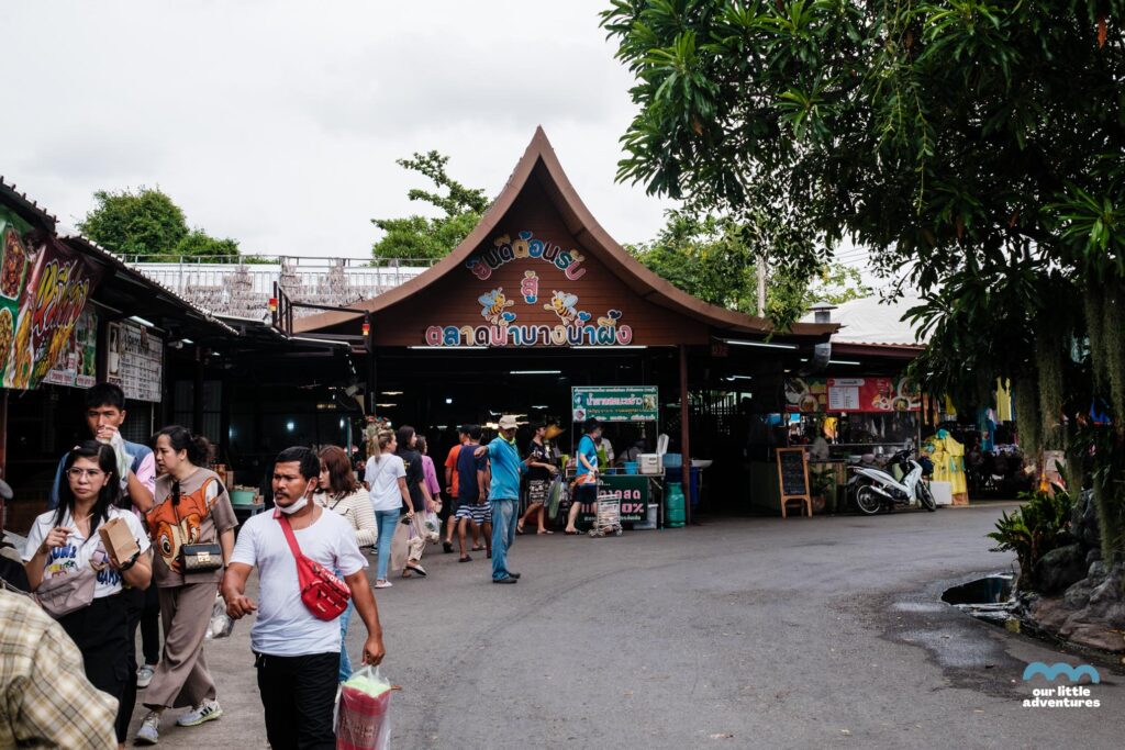 Bang Krachao Floating Market (Bang Nam Peung) - zdjęcie pochodzi z tekstu na blogu OurLittleAdventures.pl pt. Wyspa Bang Krachao - wycieczka rowerowa z dziećmi do zielonej oazy Bangkoku