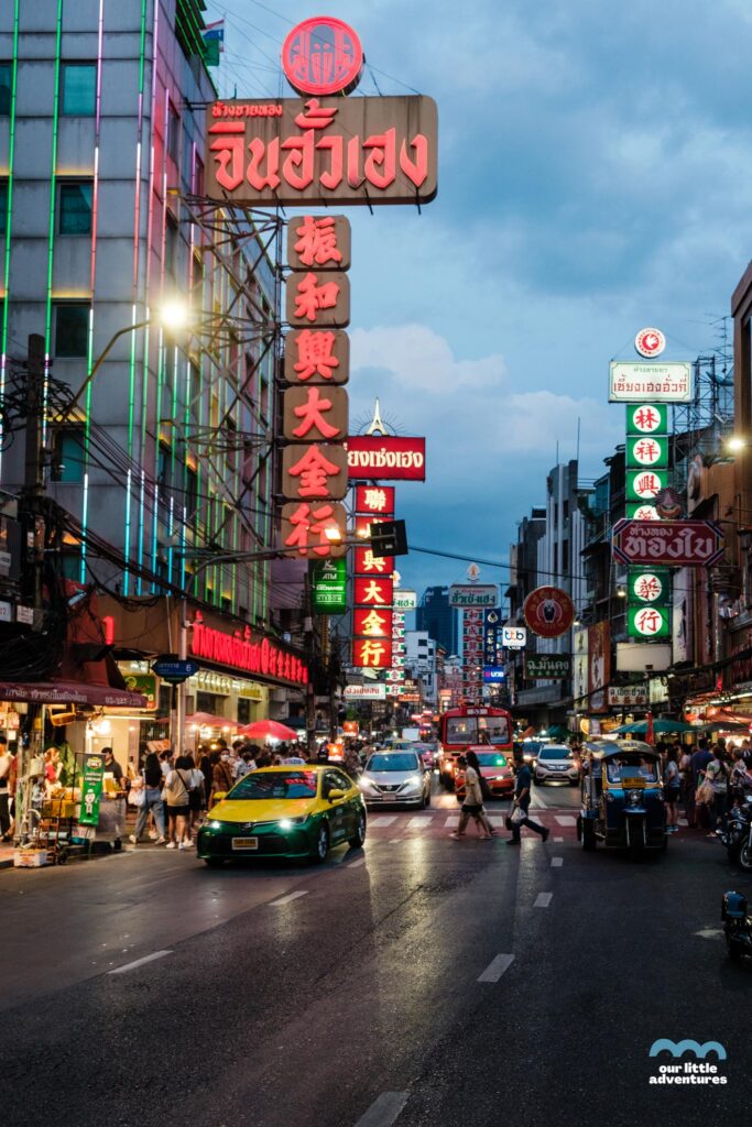 Widok na zatłoczoną ulicę w Chinatwon w Bangkoku, zdjęcie z bloga  OurLittleAdventures.pl