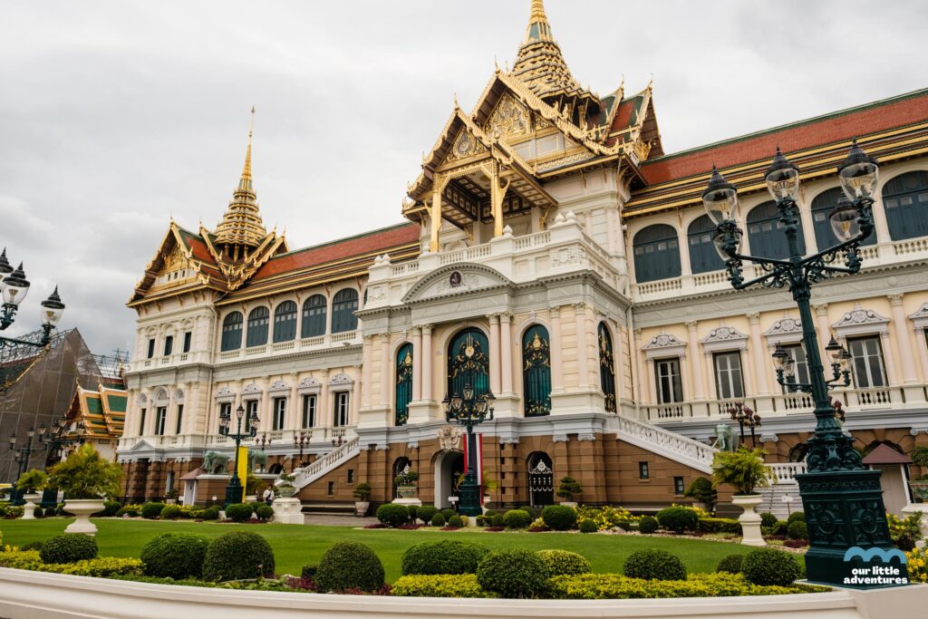 Kompleks Pałacowy Grand Palace w Bangkoku; zdjęcie z tekstu: Które świątynie w Bangoku warto zobaczyć (z dziećmi lub bez)? na blogu Ourlittleadventures.pl