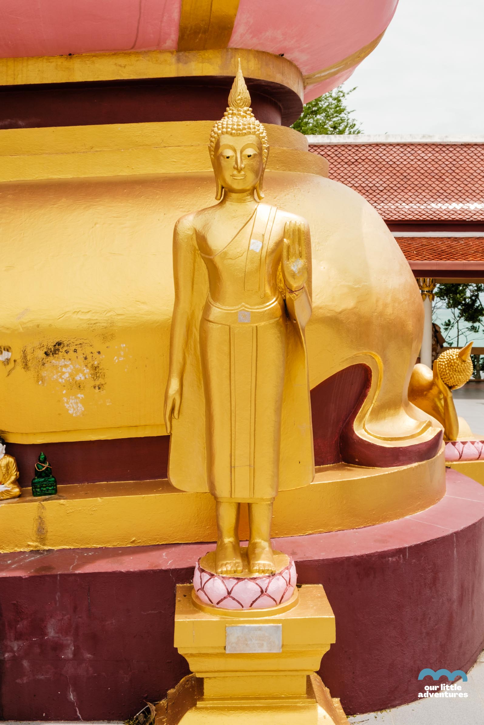 Budda w Wat Phra Yai (Big Budda Temple), zdjęcie pochodzi z tekstu Koh Samui co warto zobaczyć - 5 miejsc, tekst z bloga Ourlittleadventures.pl