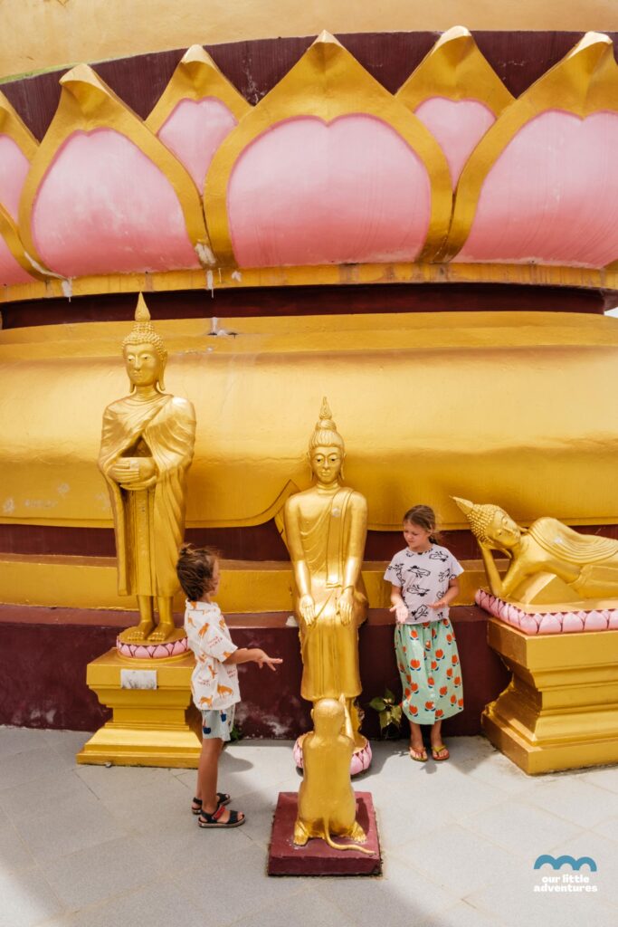 Rodzina na tle Buddy w Wat Phra Yai (Big Budda Temple), zdjęcie pochodzi z tekstu Koh Samui co warto zobaczyć - 5 miejsc, tekst z bloga Ourlittleadventures.pl