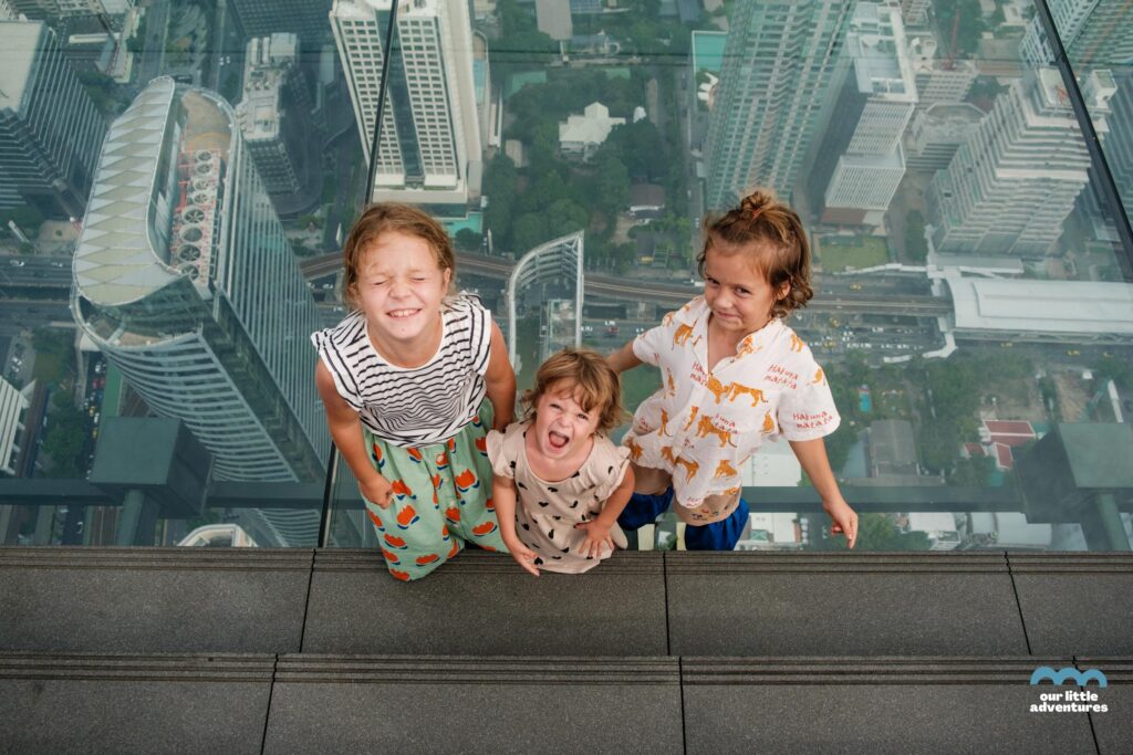 Dzieci stoją na tarasie widokowym Sky Walk w Bangkoku, King Power Mahanakh, najwyższy budynek Tajlandii, fot. OurLittleAdventures.pl