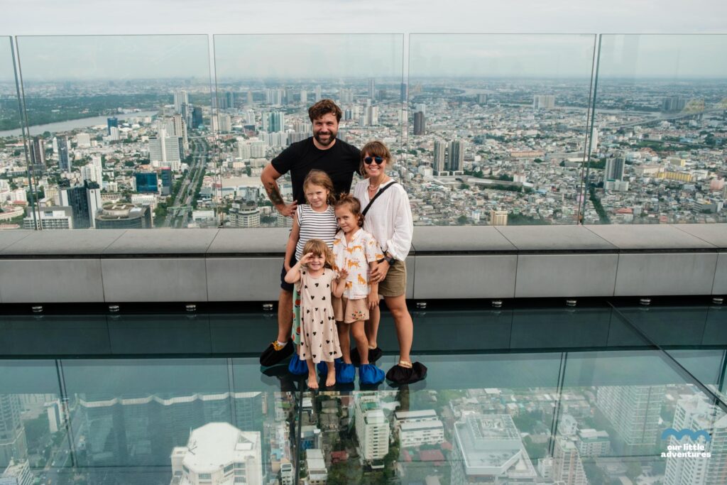 Rodzina z dziećmi stoi na tarasie widokowym Sky Walk w Bangkoku, King Power Mahanakh, najwyższy budynek Tajlandii, fot. OurLittleAdventures.pl