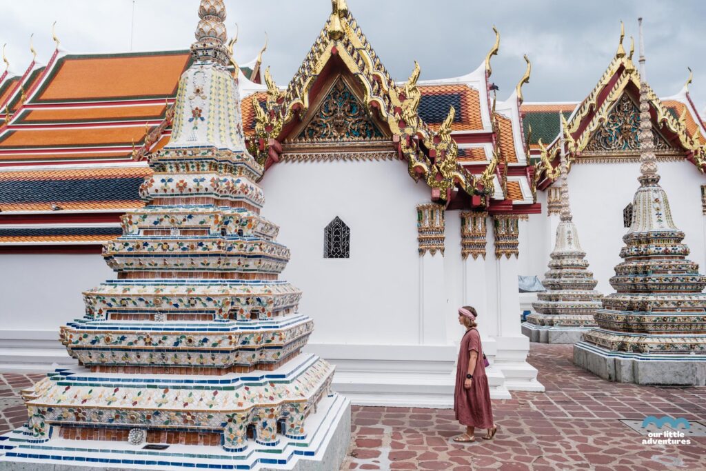 Kompleks Wat Pho - Świątynia z 46-metrowym Odpoczywającym Buddą; zdjęcie z tekstu: Które świątynie w Bangoku warto zobaczyć (z dziećmi lub bez)? na blogu Ourlittleadventures.pl