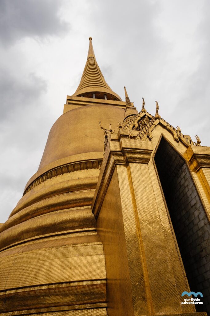 Wat Phra Kaew - Świątynia Szmaragdowego Buddy w Bangkoku; zdjęcie z tekstu: Które świątynie w Bangoku warto zobaczyć (z dziećmi lub bez)? na blogu Ourlittleadventures.pl