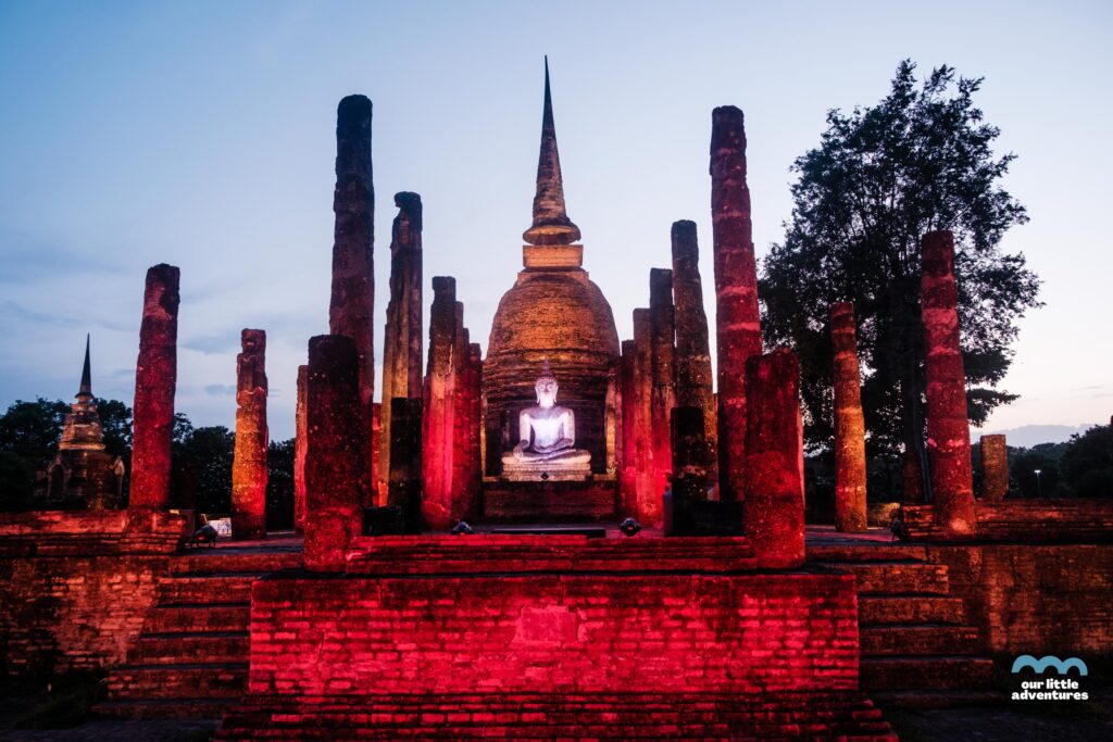 pokaz świateł w parku historycznym w sukhothai