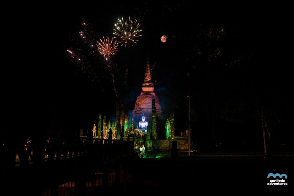 pokaz świateł w parku historycznym w sukhothai