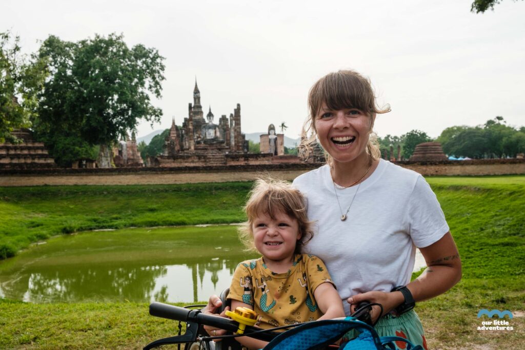 Matka z córką na rowerze w Sukhothai