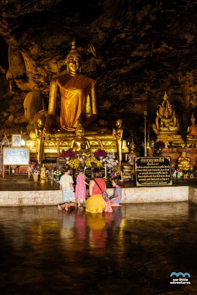 Krasae jaskinia i skladanie darów buddzie