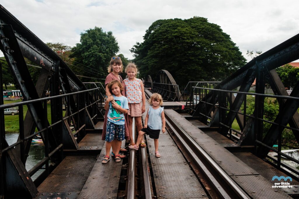 rodzina stojąca na moście na rzece Kwai