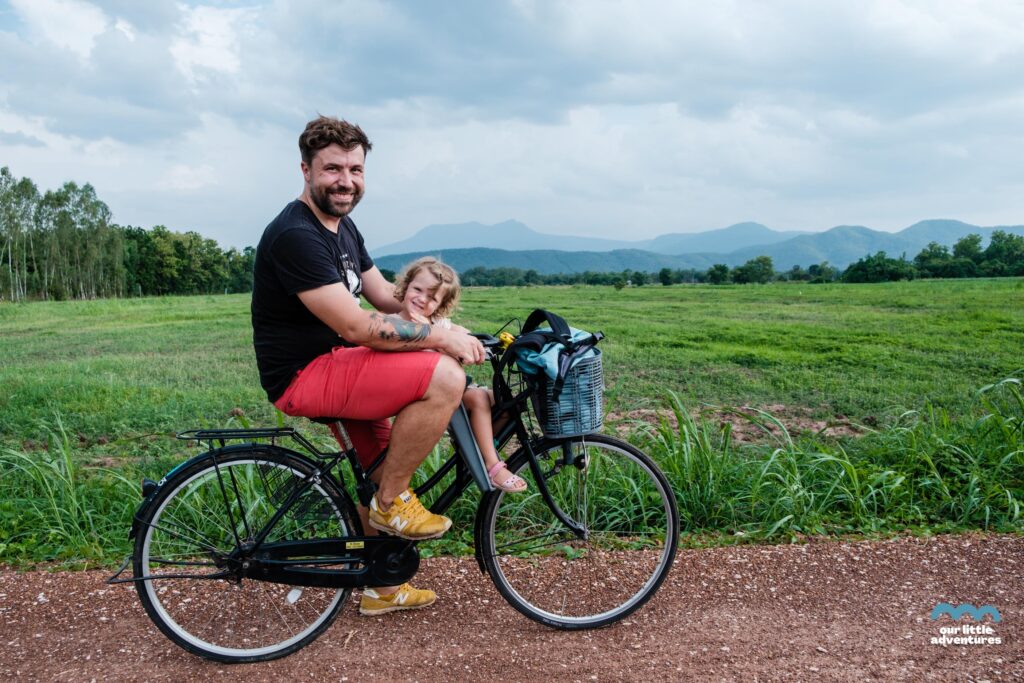 Wycieczka rowerowa w Sukhothai z dziećmi