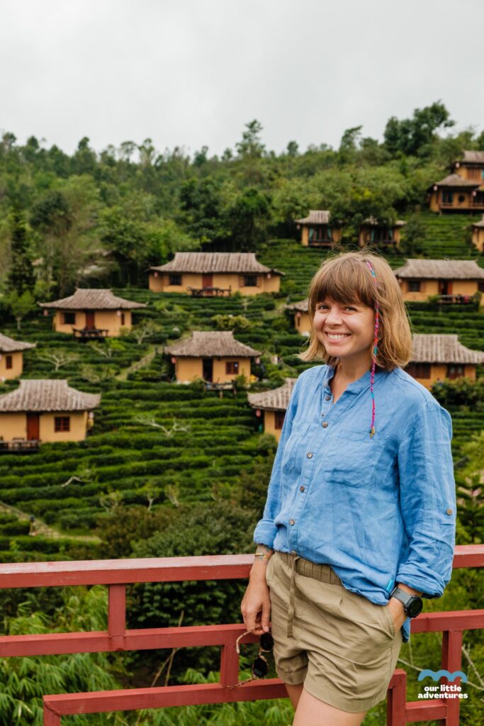 kobieta i domki na planctacji herbaty w ban rak thai