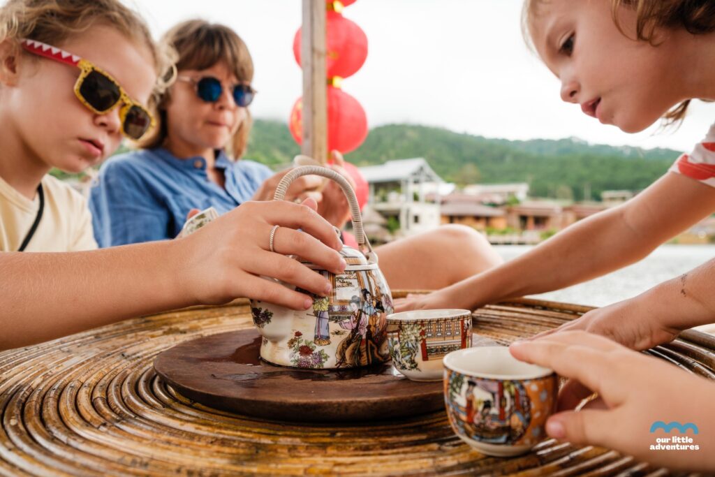 filiżanki herbaty na tratwie, na jeziorze w Ban Rak Thai