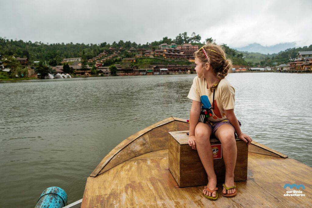 Dziewczyna na tratwie na jeziorze w Ban Rak Thai