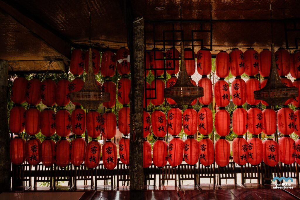 czerowne chińskie klosze w restauracji w Ban Rak Thai