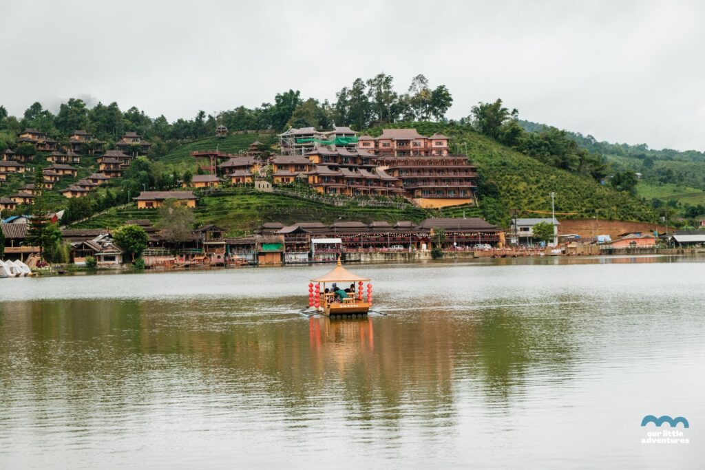 jezioro Ban Rak Thai z tratwami i polami herbacianymi na wzgórzach