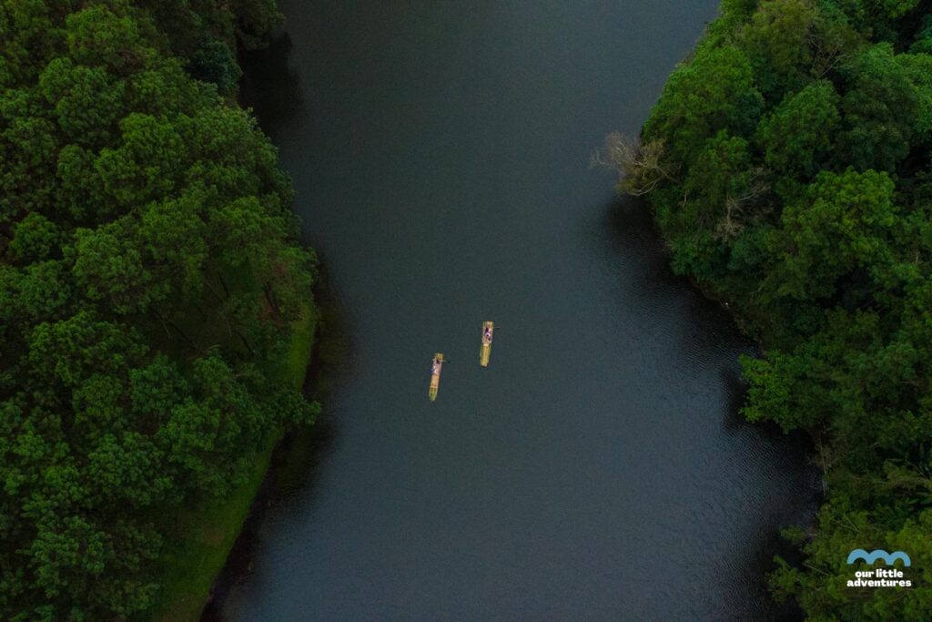 Pang Oung z drona, bambusowe tratwy na jeziorze